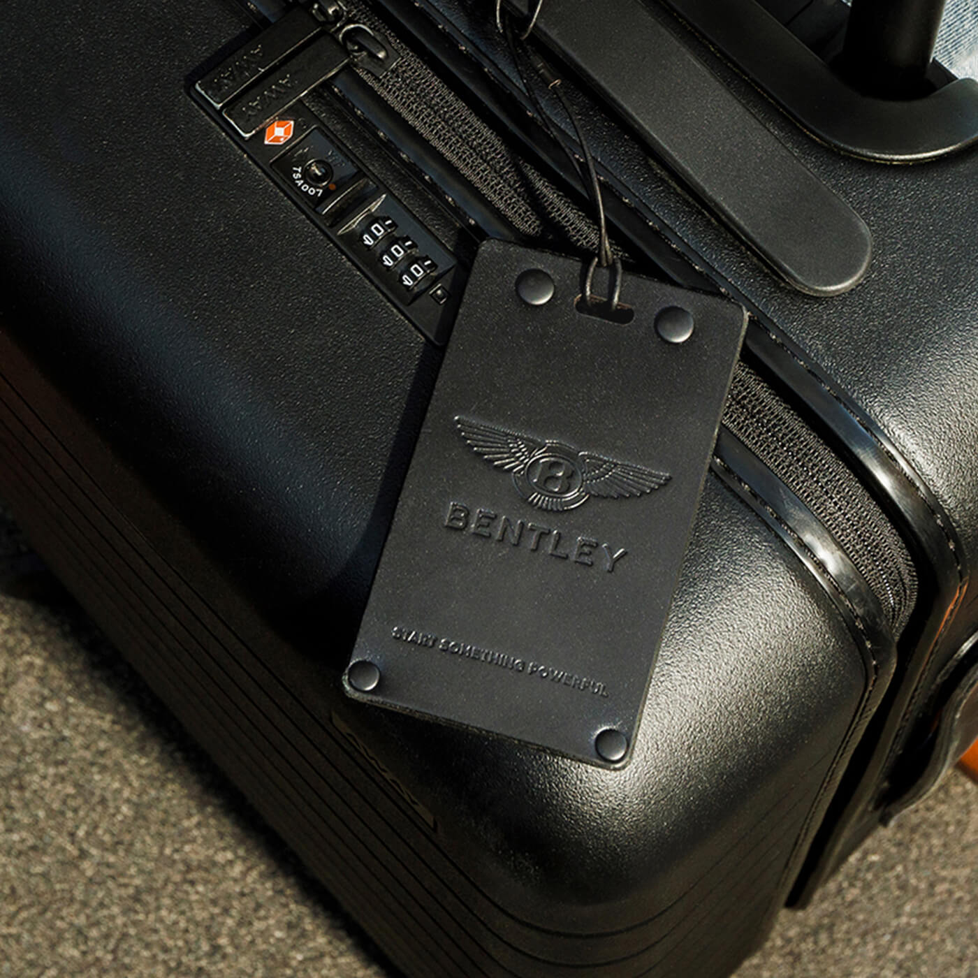 Standard Luggage Tag in black leather with Bentley logo