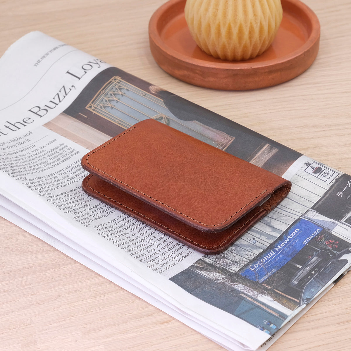 Flip Wallet in brown leather.